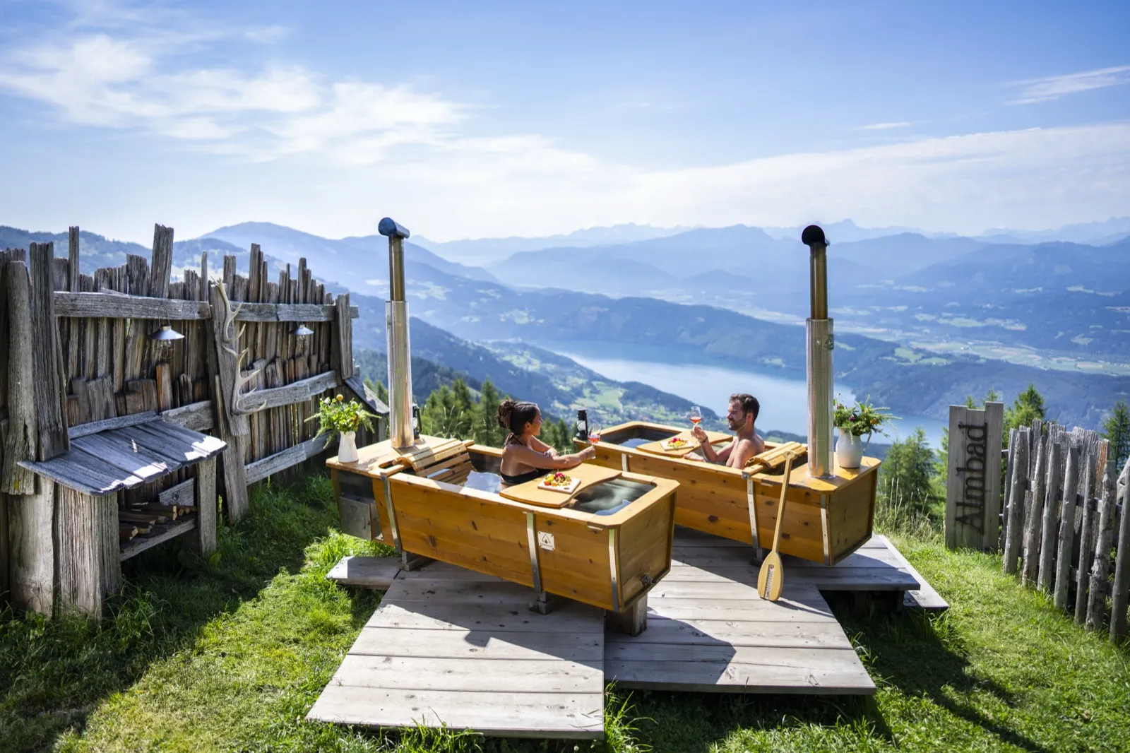 Almbad in der Outdoor-Badewanne über dem Millstätter See