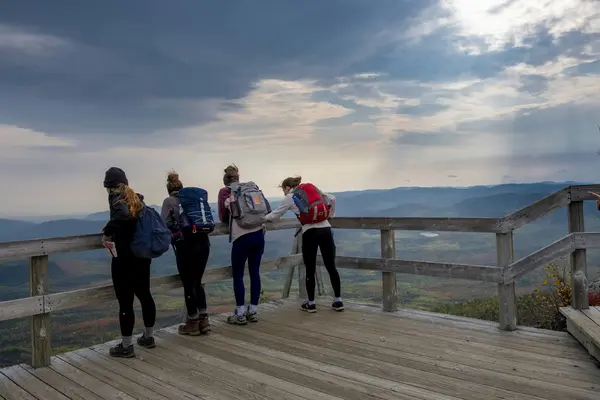 Themen-Kombinationen im Wanderurlaub-Auswahl, von Yoga-Wandern bis Hütten-Trekking