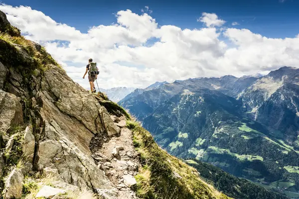 Hiking combined with yoga, mindfulness or detox