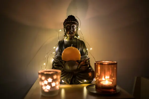 What characterises the effect of a dark retreat