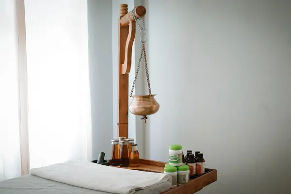 Vom frühen Yoga bis zum leichten Abendessen: Wie ein Tag im Ayurveda-Retreat strukturiert ist