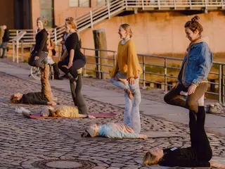 "Möchtest du mal fliegen?" Acro Yoga Silvester-Retreat im Lehmhaus im Wendland 2026/27