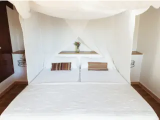 Doppelzimmer mit geteiltem Bad 