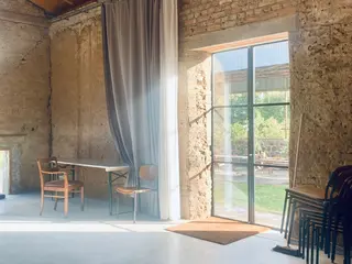 Einzelbett im Gemeinschaftsraum