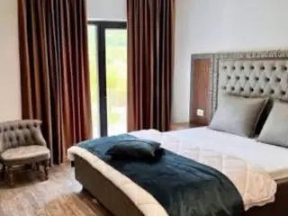Neu renoviertes  grosses Einzelzimmer mit Bergblick und Balkon