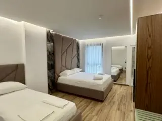 Neu renoviertes grosses Doppelzimmer mit Balkon & Bergblick