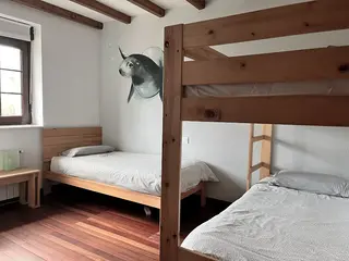 Bett im geteilten Zimmer