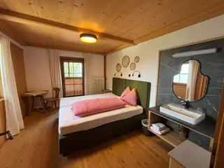 Einzelzimmer mit geteilten Duschen/WC